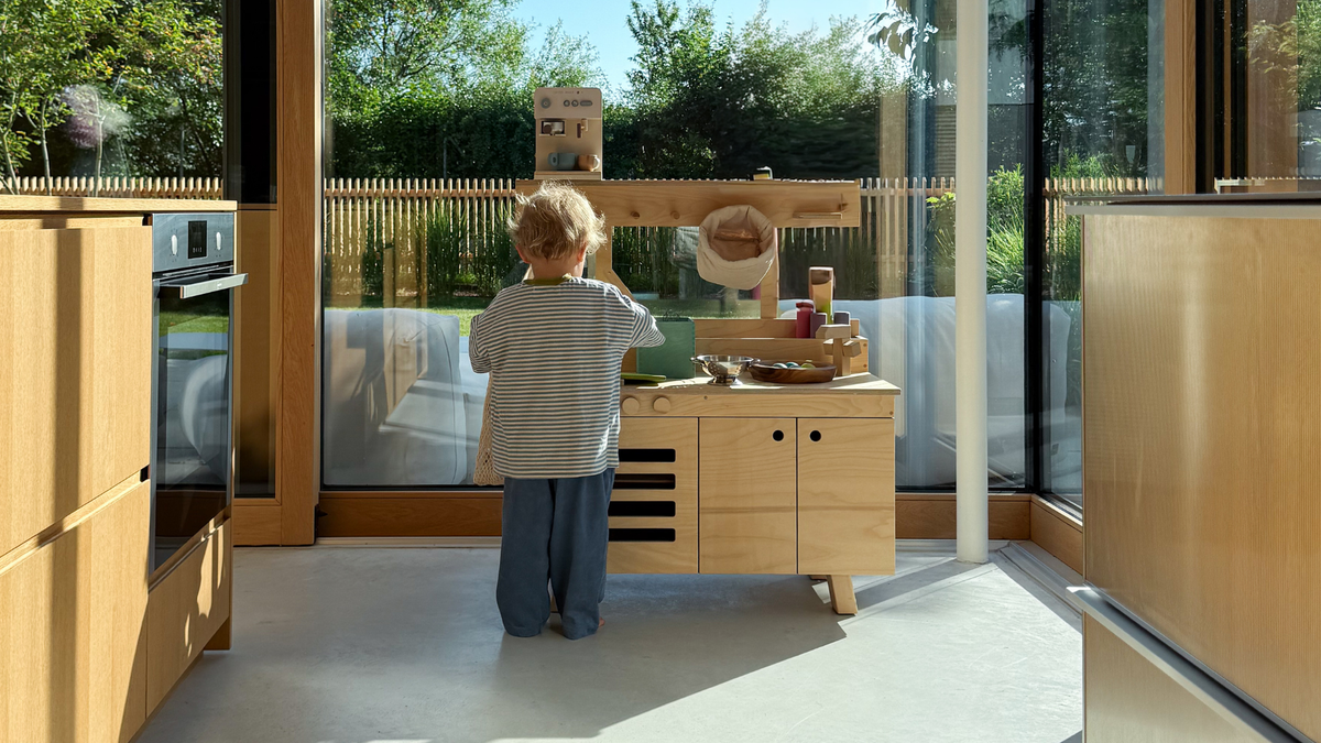 Minimalismus im Familienzuhause: Ein Guide zur Gestaltung eines ruhigeren Zuhauses mit Kindern
